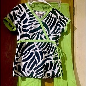 Size small scrub set